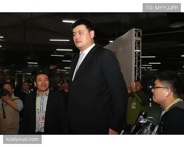 姚明退役后这身材管理也太狠了，真就吃饭只吃一口？